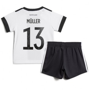 Tyskland Thomas Muller #13 kläder Barn VM 2022 Hemmatröja Kortärmad (+ korta byxor)